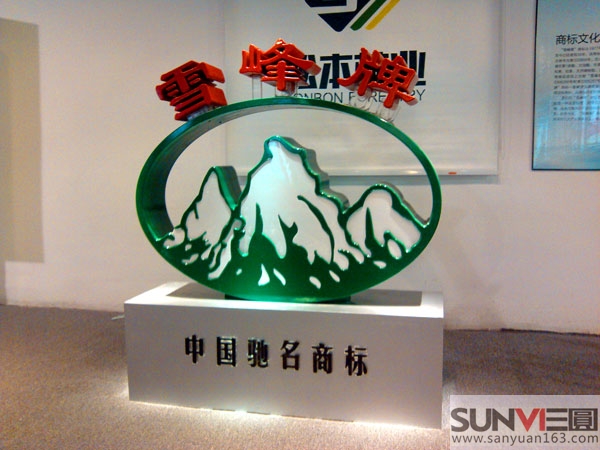 展廳中的立體商標(biāo)雕塑效果